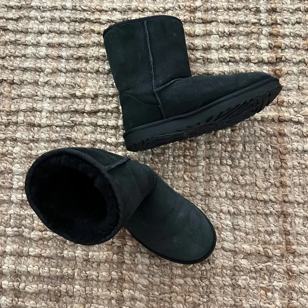 UGG Classic Short II Black Sheepskin Boots Women’s Size 10 1016223 EUC